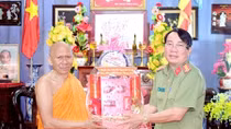 Công an Trà Vinh thăm, tặng quà Tết Chôl –Chnăm-Thmây