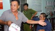 Hai “bợm nhậu” giật bảng tên, lăng mạ CSGT