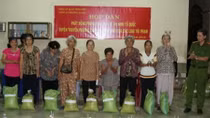 Công an phường An Hội trao quà cho các hộ nghèo