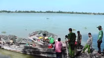  2 ghe gỗ dùng xung điện tận diệt thuỷ sản