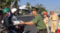 CA Đồng Tháp phát nước, khăn lạnh cho người dân trên đường về quê ăn Tết