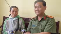 Nhặt được điện thoại, người phụ nữ bán vé số mang nộp Công an
