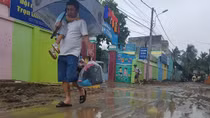 “Lầy lội con đường” cả trăm học sinh đến trường ở trung tâm Cần Thơ