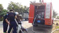 Công an Vĩnh Long điều xe chữa cháy cấp nước sạch cho người dân vùng hạn mặn