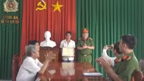 Khen thưởng nam công nhân nhặt 83 triệu đồng trả lại người mất