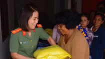 Công an Trà Vinh tặng 2 tấn gạo cho người nghèo
