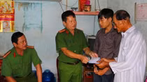 Trao tiền hỗ trợ nam sinh trúng tuyển Học viện An ninh có hoàn cảnh khó khăn