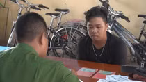 Lập biên bản hai thanh niên phát tờ rơi quảng cáo cho vay tiền