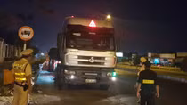 Người vi phạm giao thông có bằng lái nhưng trả lời không biết chữ