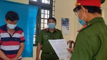 Khởi tố 2 vợ chồng chống người thi hành công vụ