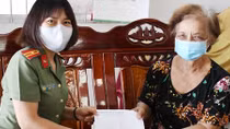 Công an Trà Vinh - Đồng Tháp thăm, tặng quà các gia đình có công với cách mạng
