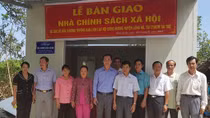 Trao 2 căn nhà cho gia đình chính sách ở Vĩnh Long