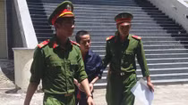 Gã thanh niên hiếp dâm 3 bé gái rồi quay clip khống chế