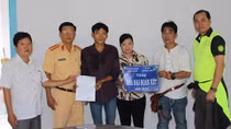 Phòng CSGT Công an tỉnh Trà Vinh tặng nhà đại đoàn kết