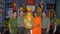Công an Trà Vinh thăm, tặng quà nhân dịp Sêne Đôlta 2017