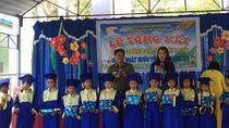 Công an TP Cần Thơ, Đồng Tháp tặng quà cho học sinh nghèo