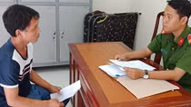Giận cậu, cháu ruột cầm búa đập mộ bà ngoại