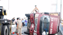 Xe thư báo lật ngang trên cầu Mỹ Thuận, kẹt xe kéo dài gần 5km