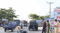 Vượt tránh sai quy định, đôi nam nữ bị ôtô tông