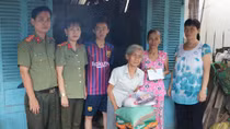Công an Trà Vinh thăm và tặng quà cho các gia đình khó khăn