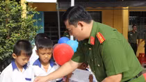 Công an TP Cần Thơ tặng quà và học bổng cho học sinh nghèo vùng sâu
