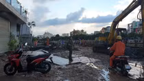 Lắp ống nước, nam công nhân bị cột điện gãy đè tử vong