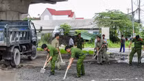 Công an TP Cần Thơ giúp dân dặm vá đường trong mùa mưa bão