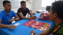 Xử phạt hai thanh niên treo quảng cáo cho vay tiền giữa khuya