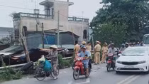 Va chạm với xe bồn, hai mẹ con tử vong