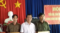 Chủ tịch UBND tỉnh Vĩnh Long tặng bằng khen cho hai Công an viên