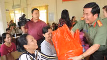 Công an TP Cần Thơ trao nhà nhân ái và tặng quà tết cho người nghèo