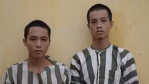 Hai thanh niên "làm bậy" với bé gái 14 tuổi