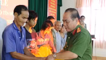 Công an TP Cần Thơ trao tặng 200 phần quà cho các hộ nghèo