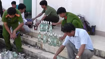 Tiêu huỷ hàng trăm chai rượu ngoại nhập lậu đắt tiền