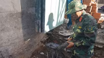 Công nhân đào móng nhà, trúng phải đạn cối
