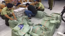 Tài xế ôtô "chở thuê" 8.400 gói thuốc lá lậu