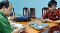 Rủ nhau mua pháo nổ mang về... đón Tết