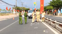 Chạy xe máy tông người đi bộ, cả hai nguy kịch