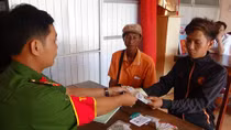 Người đàn ông bán vé số nhặt được ví tiền tìm trả người đánh rơi