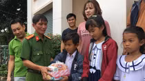 Công an Trà Vinh tặng quà học sinh nghèo hiếu học