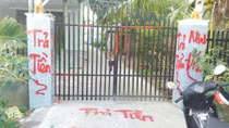 Hai thanh niên tạt sơn, mắm tôm và rải vàng mã để đòi nợ bị xử phạt 7 triệu đồng