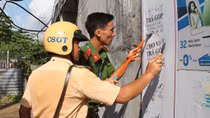 Công an Cần Thơ ra quân thu gom, tẩy xóa quảng cáo tờ rơi cho vay tiền