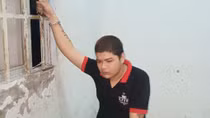 Đứng nói chuyện tại cửa phòng khám,nữ bác sĩ bị giật điện thoại