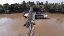 Sập cầu Tân Nghĩa ở Đồng Tháp, xe tải rơi sông, 2 người bị thương