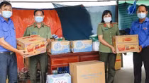 Công an TP Cần Thơ thăm, tặng quà các chốt kiểm soát y tế