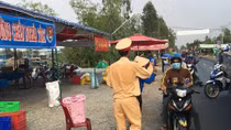 CSGT lập “Trạm dừng chân nghĩa tình” hỗ trợ người dân về quê ăn Tết