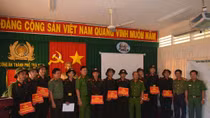 Tặng sổ tiết kiệm cho công dân trúng tuyển nghĩa vụ Công an