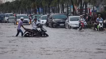 Đô thị ngập mênh mông, đồng ruộng khô nước