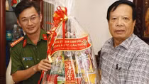 Công an TP Cần Thơ chúc Tết các đồng chí nguyên lãnh đạo qua các thời kỳ