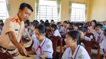 CSGT Cần Thơ tuyên truyền luật và tặng quà cho học sinh
